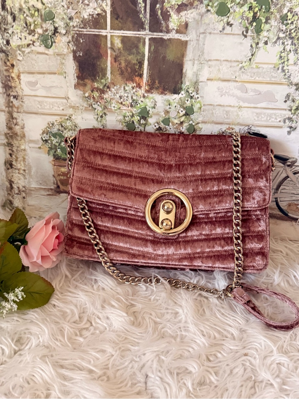 Very good pre-lovedVelvet Quilted Crossbody Bag in Dusty Rose with Gold Hardware